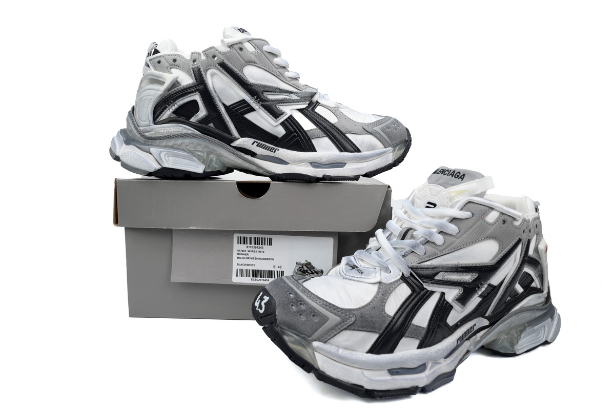 balenciaga_runner_grey_white_black_772774w3rny9012_1B867C1953211.jpg