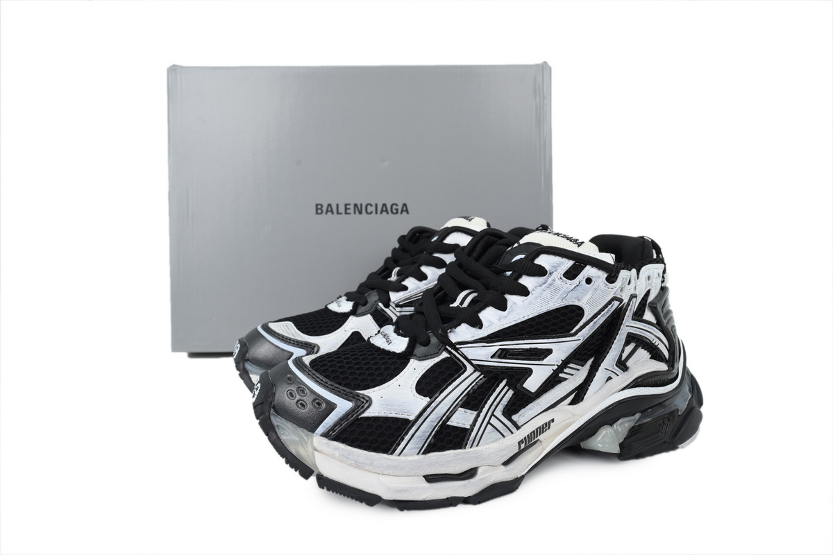 balenciaga_runner_led_black_white_853225_wrnld_9010_1E189D30F8F14.jpg