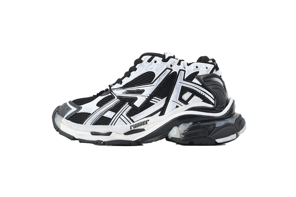 balenciaga_runner_led_black_white_853225_wrnld_9010_1E189D3104116.jpg