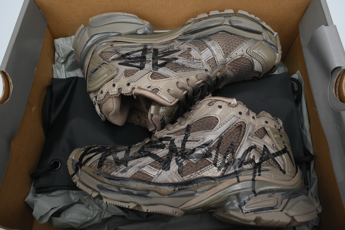 balenciaga_runner_sneaker_black_brown_677402_w3rb2_2010_1B86744EC3E14.jpg