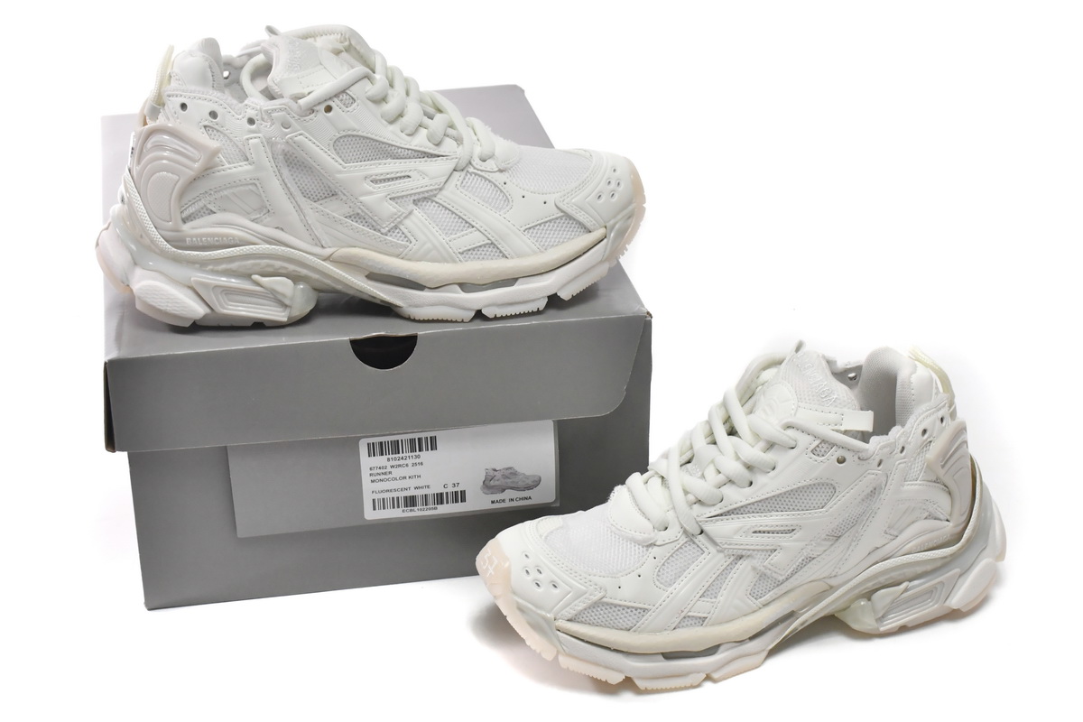 balenciaga_runner_white_glow_in_the_dark_677403w3rbh9001_1B8954423A91B.jpg