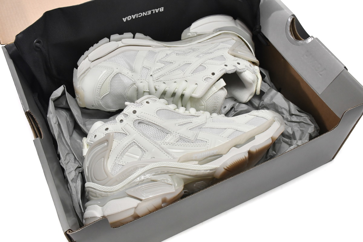balenciaga_runner_white_glow_in_the_dark_677403w3rbh9001_1B8954423C418.jpg