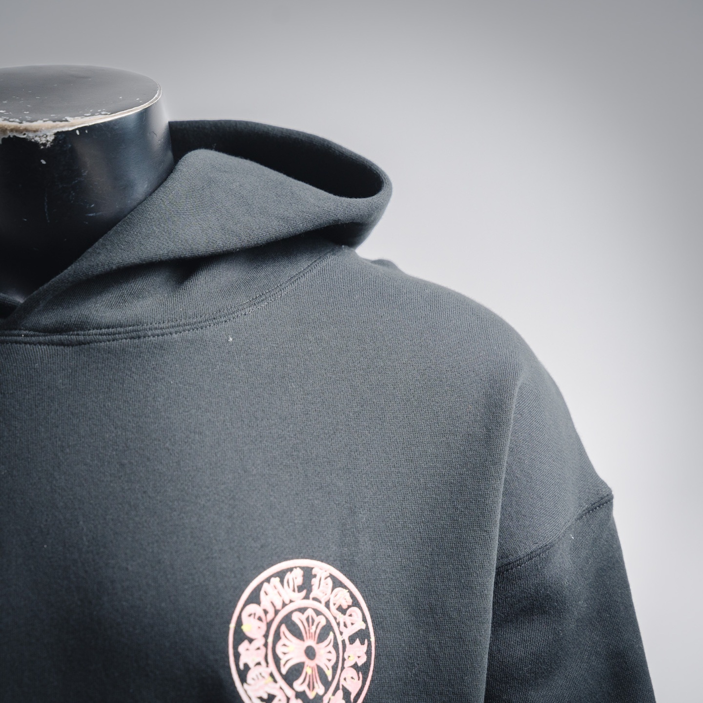 chrome_hearts_25fw_horseshoe_hoodie_pink_black_1D3388EA91E1B.jpg