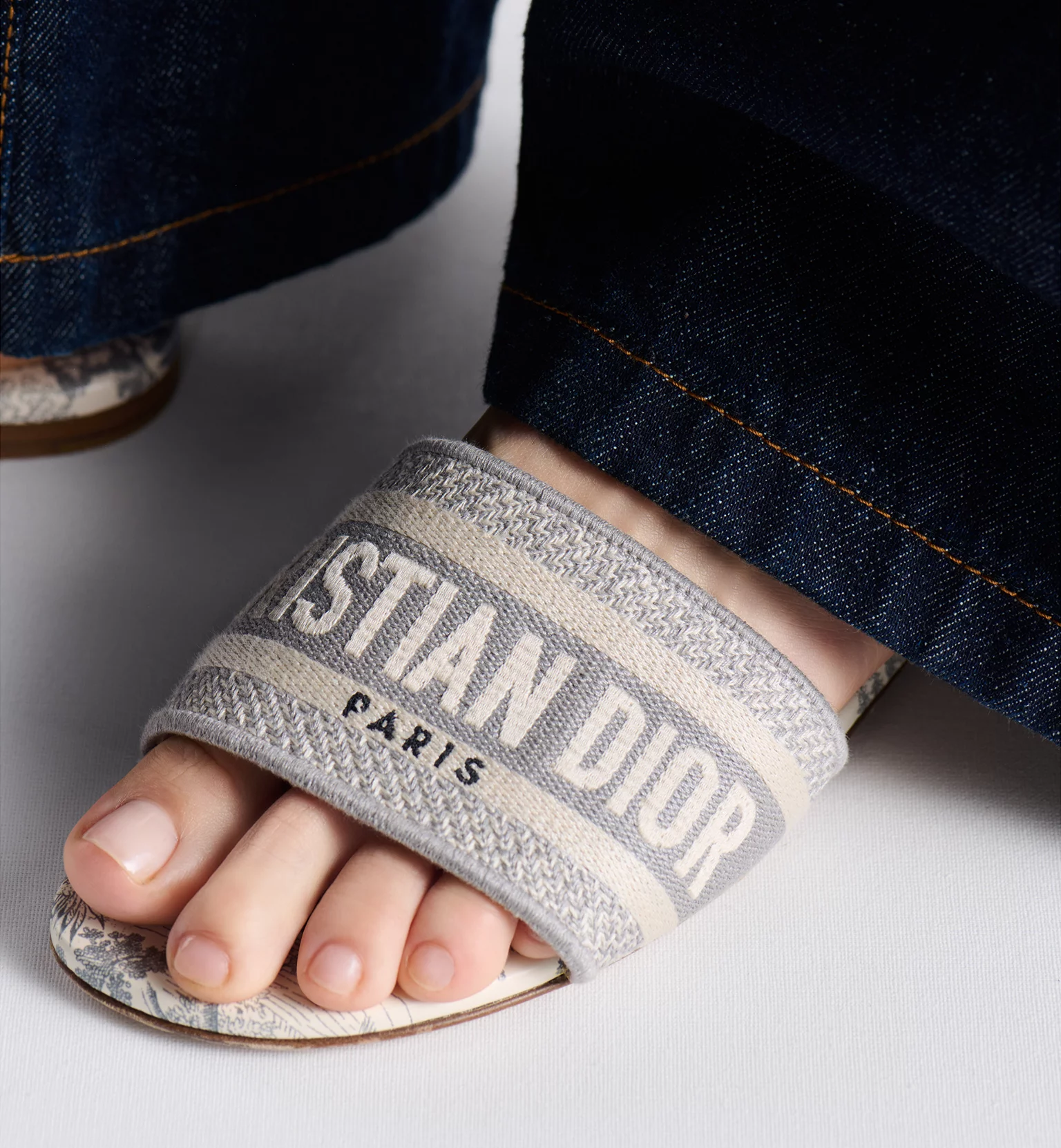 dior_dway_slide_gray_embroidered_cotton_and_toile_de_jouy_motif_kcq209tje_s21g_1C42BCB39F91E.webp